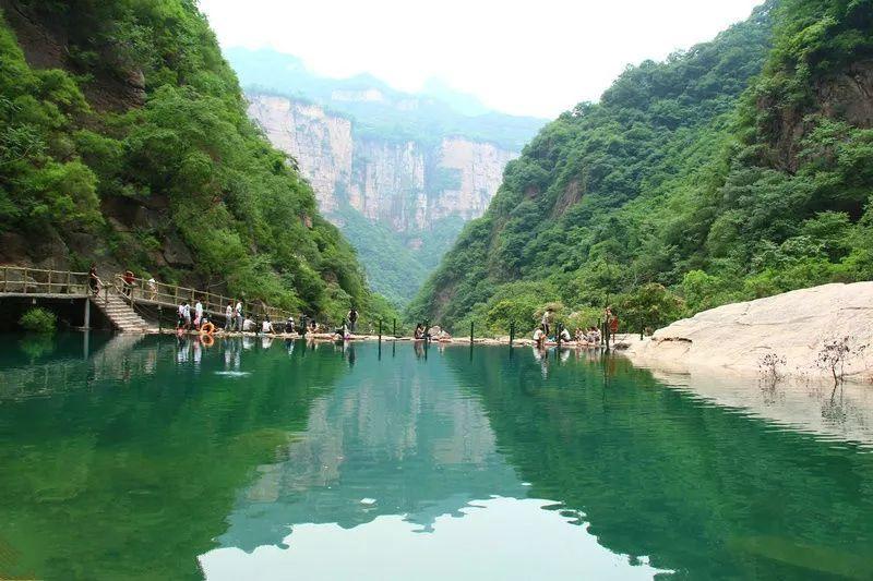 河南一地对全域人员赋红黄码，当地的疫情为何如此严峻？